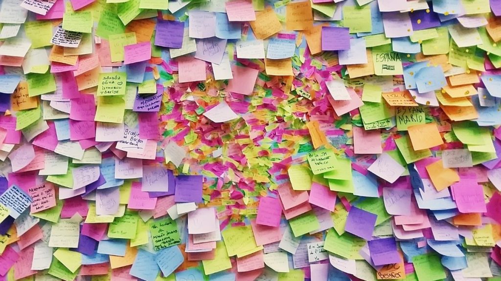 Mur coloré de notes autocollantes pour naming optimisé SEO