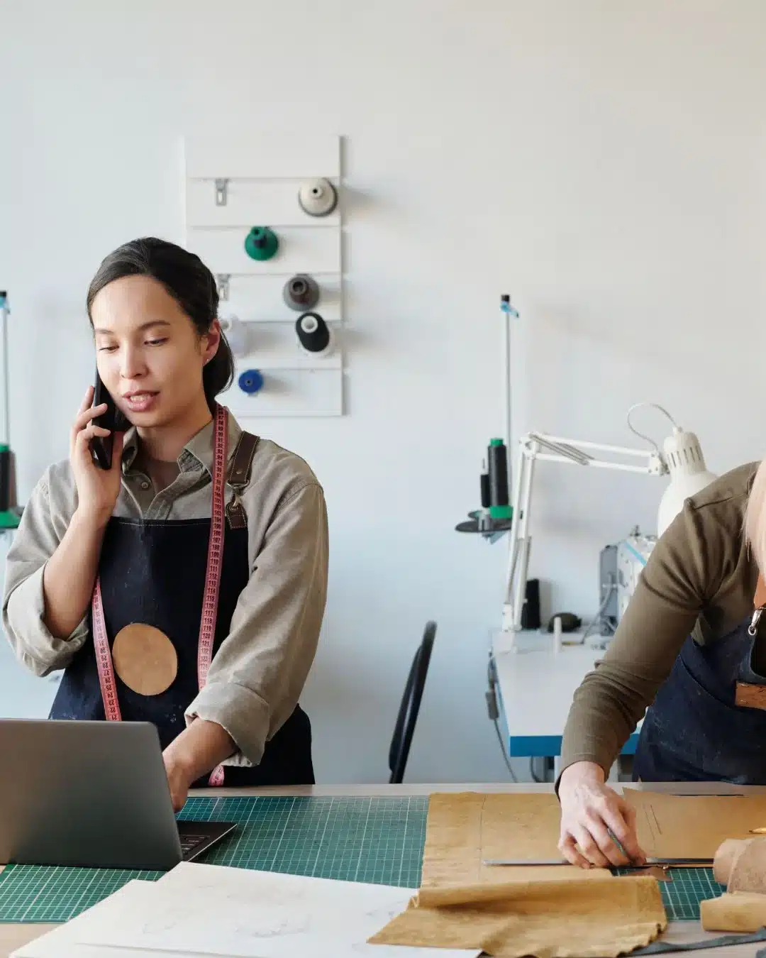 artisanes optimisant leur site web pour améliorer leur visibilité sur google et chatGPT